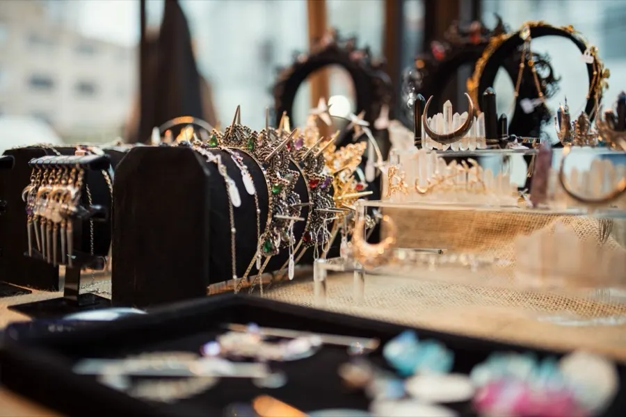 The accessories table — boutiques